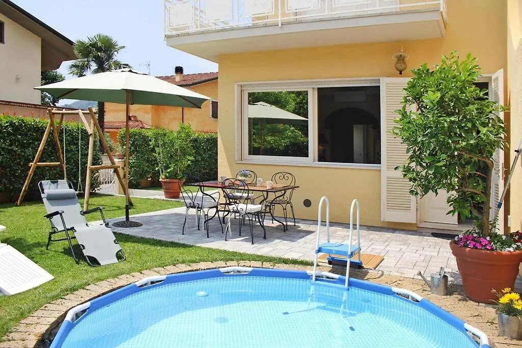 Villa With Above Ground Pool In 卡麦奥雷