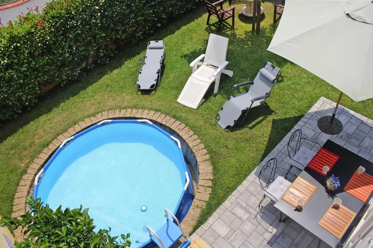 Villa With Above Ground Pool In 卡麦奥雷