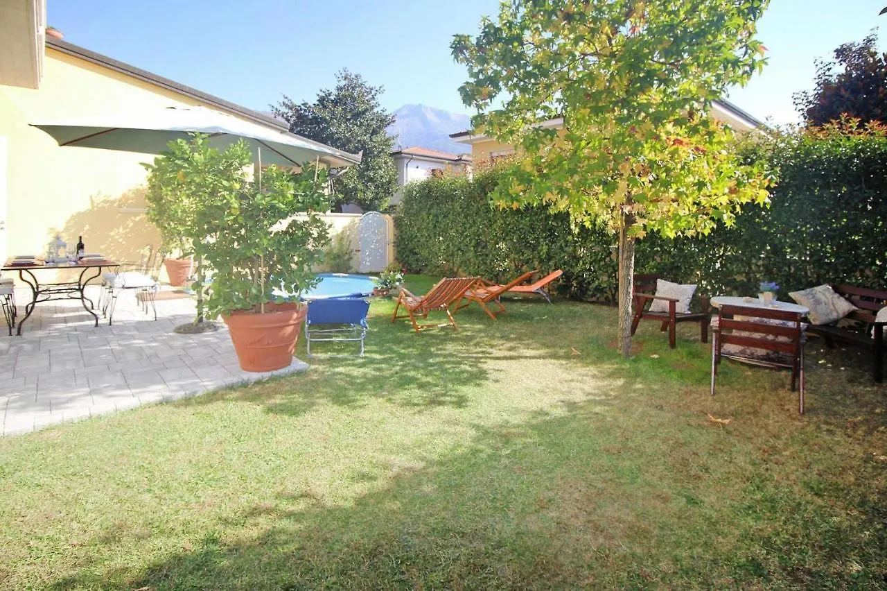 Villa With Above Ground Pool In Camaiore Italien